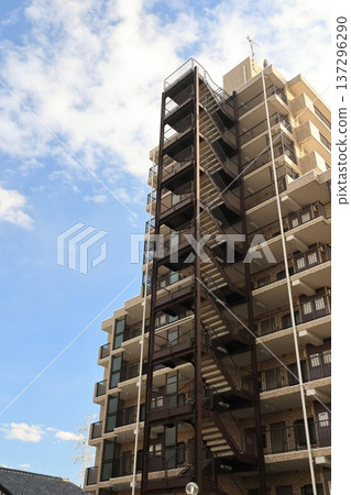 高層公寓大樓和緊急樓梯 高層公寓大樓和緊急樓梯 137296290