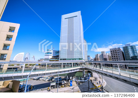 日本橫濱城市景觀，3月4日。櫻木町站入口十字路口、橫濱市政廳和索道的景色。 137296400