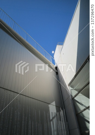Buildings and the blue sky seen through the gaps 137296470