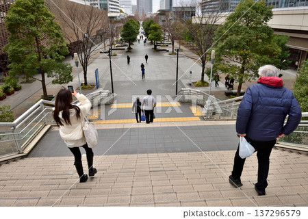 從橫濱鈴鹿通人行橋望向Grand Mall購物中心。 137296579