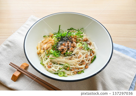 Sticky natto somen noodles 137297036
