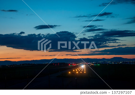 黃昏的跑道和日落的天空 黃昏的跑道和日落的天空 137297107