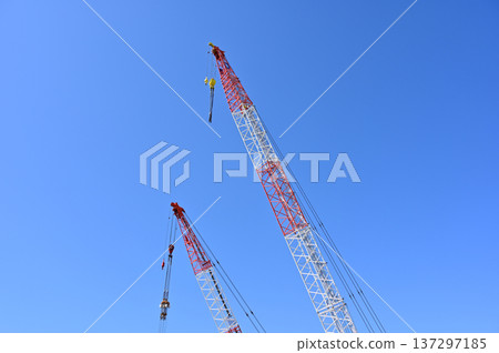 起重機正用於橋樑施工 起重機正用於橋樑施工 137297185