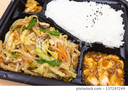 Delicious Chinese bento, stir-fried meat and vegetables bento Delicious Chinese bento, stir-fried meat and vegetables bento 137297249