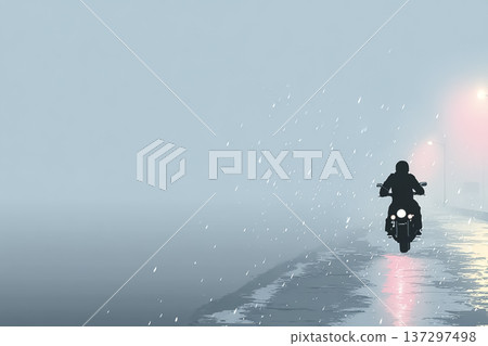 雨夜裡,一輛摩托車行駛在路上 | 雨天騎行和夜間駕駛圖片 雨夜裡,一輛摩托車行駛在路上 | 雨天騎行和夜間駕駛圖片 137297498