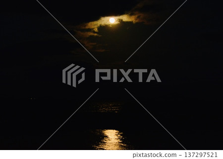 夜空中,滿月照耀著波光粼粼的海面 夜空中,滿月照耀著波光粼粼的海面 137297521