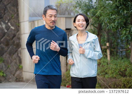 男人和女人鍛煉 男人和女人鍛煉 137297612