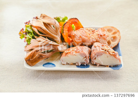 豬肉捲和烤蔬菜 豬肉捲和烤蔬菜 137297696