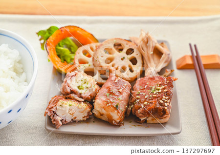 牛肉捲和烤蔬菜 牛肉捲和烤蔬菜 137297697