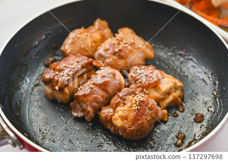 煎鍋裡的肉包豆腐 137297698