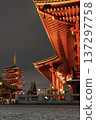 燈火通明的淺草寺正殿和五重塔 137297758