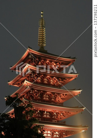 淺草寺燈火通明的五層寶塔 137298211