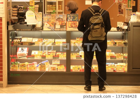 Passengers buying bento boxes; Businessmen choosing bento boxes Passengers buying bento boxes; Businessmen choosing bento boxes 137298428