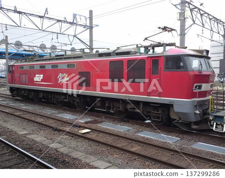 2015年3月，JR貨運EF510型電力機車停靠在直江津站。 137299286