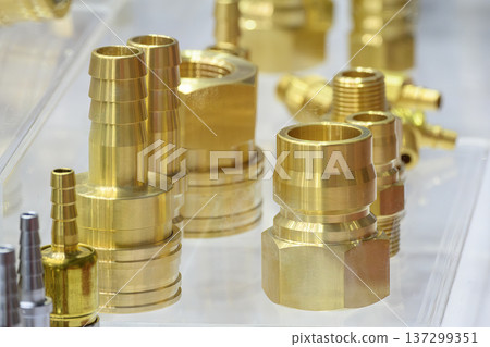 Industrial brass quick release couplings (QRC) for pneumatic and hydraulic fluid power systems featuring precision-machined threads. 137299351