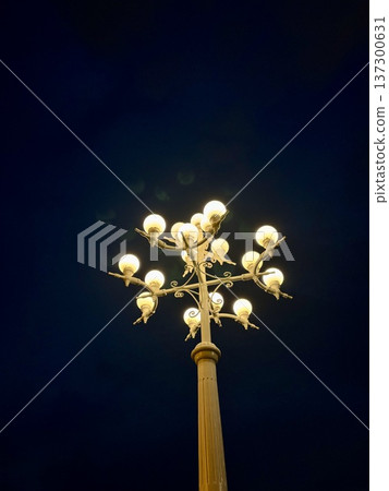 夜晚的復古街燈 夜晚的復古街燈 137300631