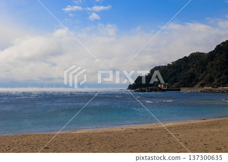 冬日海景,海霧瀰漫,是冬季旅遊和季節性攝影的絕佳素材。 冬日海景,海霧瀰漫,是冬季旅遊和季節性攝影的絕佳素材。 137300635