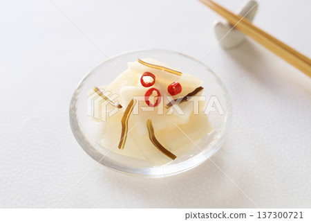 冬季必備！醃蘿蔔和鹹海帶 137300721
