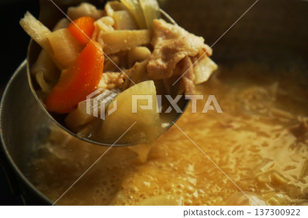 從鍋子裡舀出的豬肉湯食材 137300922