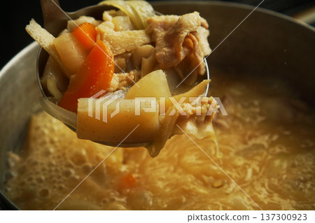 從鍋子裡舀出的豬肉湯食材 137300923
