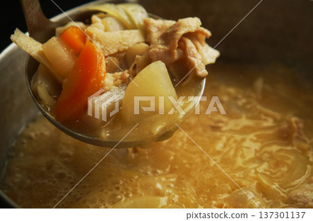 從鍋子裡舀出的豬肉湯食材 137301137