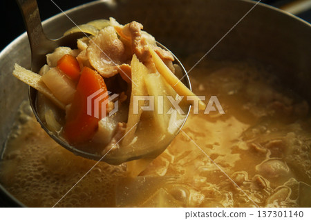從鍋子裡舀出的豬肉湯食材 137301140