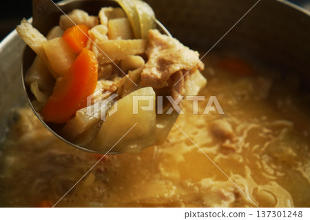 從鍋子裡舀出的豬肉湯食材 137301248