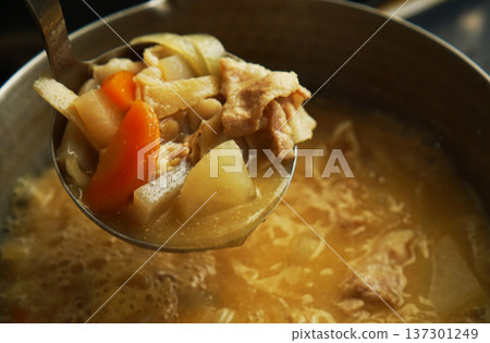 從鍋子裡舀出的豬肉湯食材 137301249