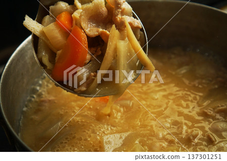 從鍋子裡舀出的豬肉湯食材 137301251