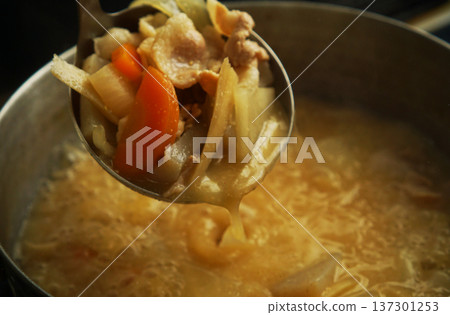 從鍋子裡舀出的豬肉湯食材 137301253