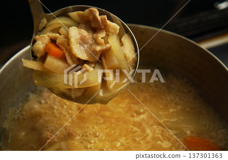 從鍋子裡舀出的豬肉湯食材 137301363