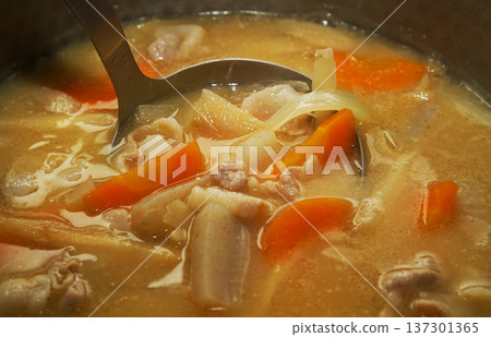 從鍋子裡舀出的豬肉湯食材 137301365