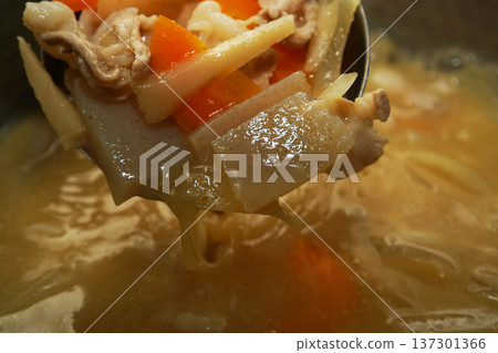 從鍋子裡舀出的豬肉湯食材 137301366