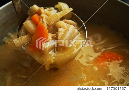 從鍋子裡舀出的豬肉湯食材 137301367