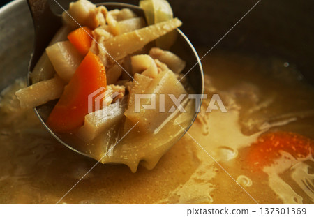 從鍋子裡舀出的豬肉湯食材 137301369