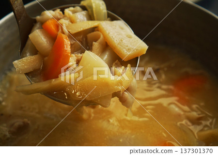 從鍋子裡舀出的豬肉湯食材 137301370