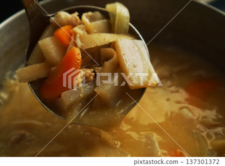 從鍋子裡舀出的豬肉湯食材 137301372