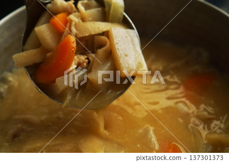 從鍋子裡舀出的豬肉湯食材 137301373