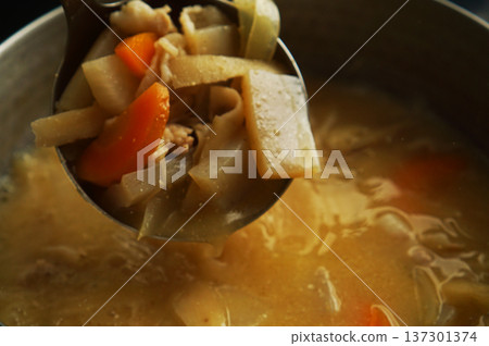 從鍋子裡舀出的豬肉湯食材 137301374