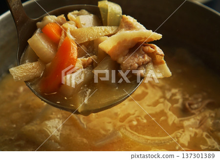 從鍋子裡舀出的豬肉湯食材 137301389