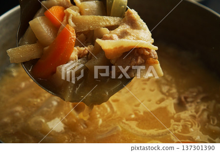 從鍋子裡舀出的豬肉湯食材 137301390