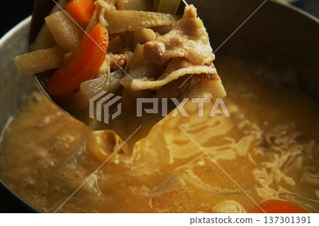 從鍋子裡舀出的豬肉湯食材 137301391