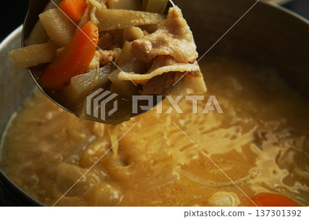 從鍋子裡舀出的豬肉湯食材 137301392