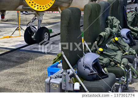 [神奈川縣] 橫須賀：海上自衛隊直升機附近放置的設備 137301774