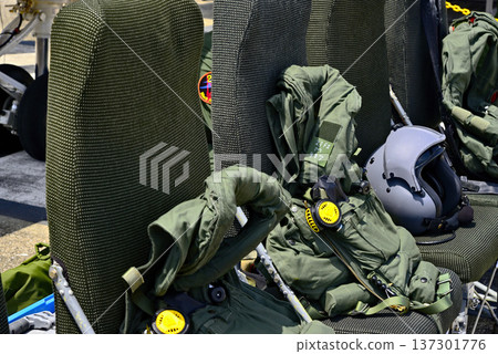 [神奈川縣] 橫須賀：海上自衛隊直升機附近放置的設備 137301776