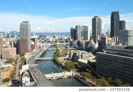 從淀屋橋眺望土佐堀川，從上往下看大阪市役所、中之島公會堂、中之島圖書館 137303156