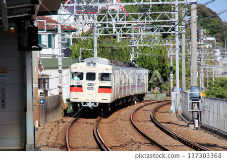 一列火車經過山陽電鐵鹽谷站附近 一列火車經過山陽電鐵鹽谷站附近 137303368
