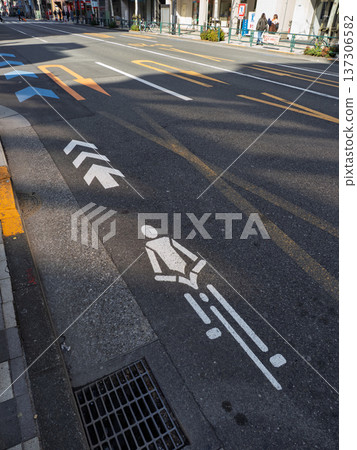 道路左端安裝自行車導航標誌(白色)和自行車導航線(藍色) 道路左端安裝自行車導航標誌(白色)和自行車導航線(藍色) 137306582