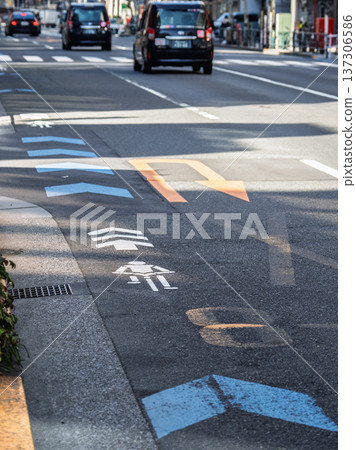 道路左端安裝自行車導航標誌(白色)和自行車導航線(藍色) 道路左端安裝自行車導航標誌(白色)和自行車導航線(藍色) 137306586