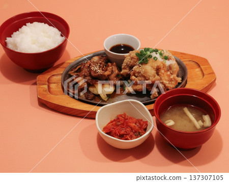 Grilled meat and fried chicken lunch Grilled meat and fried chicken lunch 137307105